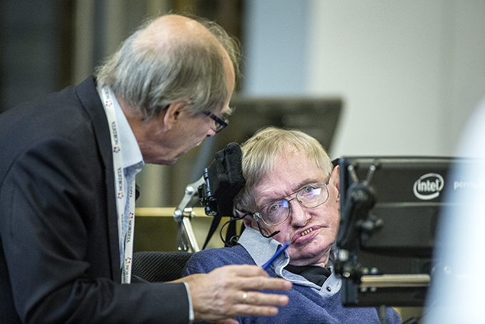 Stephen Hawking un cuerpo sobre un cerebro artificial.